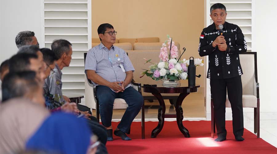 Wali Kota Palu, Hadianto Rasyid (kanan) menyampaikan harapan-harapannya pada pelepasan mahasiswa KKN Tematik Untad di rumah jabatannya, Kamis (11/7/2024). (Foto: Prokopim Setda Kota Palu/Jufri)
