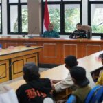 Wali Kota Palu, Hadianto Rasyid memimpin pertemuan dengan sopirt armada sampah di Ruang Rapat Bantaya, Kamis (25/7/2024). (Foto: Prokopim Setda Kota Palu/Jufri)