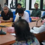 Sejumlah pimpinan perusahaan tambang Galain C di Buluri-Watusampu menghadiri pertemuan yang dipimpin Wali Kota Palu, Hadianto Rasyid (kanan) di Ruang Rapat Bantaya, Kantor Wali Kota Palu, Rabu (3/7/2024). (Foto: Porkopimda Setda Kota Palu/Iwan)