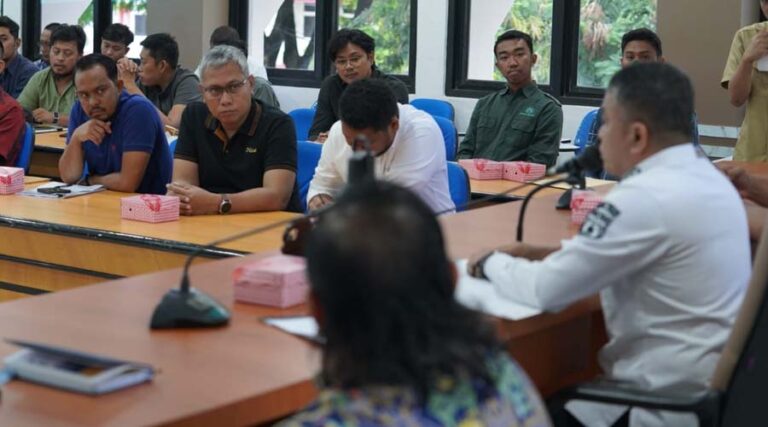 Sejumlah pimpinan perusahaan tambang Galain C di Buluri-Watusampu menghadiri pertemuan yang dipimpin Wali Kota Palu, Hadianto Rasyid (kanan) di Ruang Rapat Bantaya, Kantor Wali Kota Palu, Rabu (3/7/2024). (Foto: Porkopimda Setda Kota Palu/Iwan)