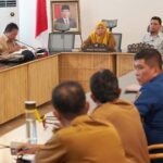 Wakil Wali Kota Palu, dr. Reny A. Lamadjido (kelima kiri) memimpin rapat evaluasi tanggap darurat bencana yang dihadiri sejumlah pimpinan OPD di lingkup Pemkot Palu, Senin (15/7/2024). Wawali menyatakan status tanggap darurat bencana di Kota Palu berakhir dan dilanjutkan dengan pemulihan. (Foto: Prokopim Setda Kota Palu/Jufri)