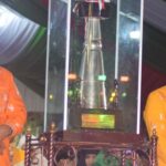 Gubernur Sulteng Rusdy Mastura (kiri) bersama Wali Kota Palu, Hadianto Rasyid berdiri mengapit piala setelah Kota Palu dinobatkan sebagai Juara Umum MTQ XXX TIngkat Provinsi Sulteng pada seremoni penutupan di Lapangan Untad, Palu, Jumat (26/7/2024) malam. (Foto: prokopim Setda Kota Palu/Imron)