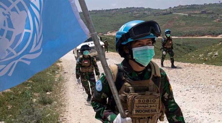 Pasukan penjaga perdamaian dari Indonesia melakukan patroli jalan kaki dan kendaraan setiap hari. Saat ini, Indonesia menyediakan 2.715 personel berseragam untuk Pasukan Penjaga Perdamaian PBB, menjadikannya kontributor keenam terbesar secara global. (Foto: Pusat Informasi PBB/UNIC)
