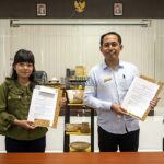 General Manager Hotel Jazz I Wayan Suardana (kedua kanan) dan Sekretaris kelompok usaha Penghidupan Hijau Oktaviani Krisilia (kedua kiri) bersama Direktur Relawan Orang dan Alam (ROA) Mochammad Subarkah (kiri) menunjukkan naskah kerjasama usai penandatanagnan di Hotel Jazz Palu, Sulawesi Tengah, Senin (8/7/2024). (bmzIMAGES/Basri Marzuki)