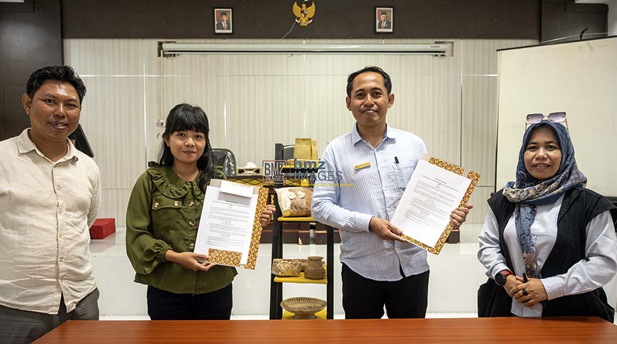 General Manager Hotel Jazz I Wayan Suardana (kedua kanan) dan Sekretaris kelompok usaha Penghidupan Hijau Oktaviani Krisilia (kedua kiri) bersama Direktur Relawan Orang dan Alam (ROA) Mochammad Subarkah (kiri) menunjukkan naskah kerjasama usai penandatanagnan di Hotel Jazz Palu, Sulawesi Tengah, Senin (8/7/2024). (bmzIMAGES/Basri Marzuki)