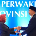 Deputi Gubernur Bank Indonesia (BI), Aida S. Budiman (kiri) menyalami Kepala Perwakilan BI Sulteng, Rony Hartawan yang baru dikukuhkannya di Palu, Rabu (24/7/2024). (Foto: HO-KPw BI Sulteng)