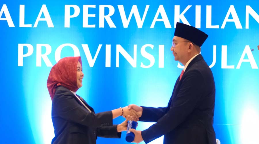 Deputi Gubernur Bank Indonesia (BI), Aida S. Budiman (kiri) menyalami Kepala Perwakilan BI Sulteng, Rony Hartawan yang baru dikukuhkannya di Palu, Rabu (24/7/2024). (Foto: HO-KPw BI Sulteng)