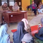 Petani sawit yang juga anggota Koptan Amanah dan Koptan Awal Baru di Buol berdialog dengan DInas Koperasi Buol di Buol, Senin (15/7/2024). (Foto: ist)