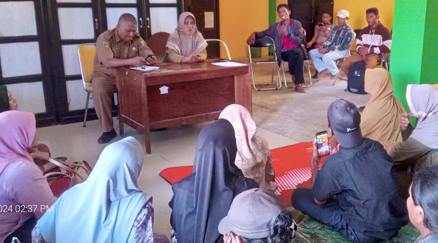 Petani sawit yang juga anggota Koptan Amanah dan Koptan Awal Baru di Buol berdialog dengan DInas Koperasi Buol di Buol, Senin (15/7/2024). (Foto: ist)