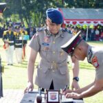 Wakapolda Sulteng, Brigjen Pol Soeseno Noerhandoko (kiri) menyaksikan seorang Bintara menandatangani berita acara pelantikan sebagai Bintara Polri di SPN Labuan Panimba, Kamis (11/7/2024). (Foto: Humas Polda Sulteng)