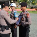 Kapolres Buol AKBP Handri Wira Suriyana (kedua kiri) mencoret foto anggota Polwan yang diberhentikan tidak dengan hormat di mapolres Buol, Senin (8/7/2024). (Foto: Humas Polres Buol)