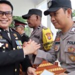 Kapolresta Palu, Kombes Pol Barliansyah (kiri) berjabat komando dengan Bhabinkamtibmas Kelurahan Kabonena, Bripka Syarifuddin yang diberi penghargaan atas pembinaan Poskamling di wilayahnya, Senin (1/7/2024). (Foto: Humas Polresta Palu)