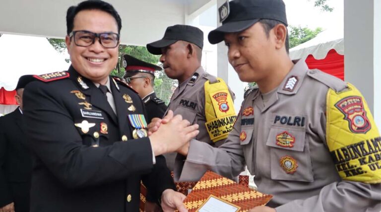 Kapolresta Palu, Kombes Pol Barliansyah (kiri) berjabat komando dengan Bhabinkamtibmas Kelurahan Kabonena, Bripka Syarifuddin yang diberi penghargaan atas pembinaan Poskamling di wilayahnya, Senin (1/7/2024). (Foto: Humas Polresta Palu)