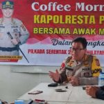 Kapolresta Palu, Kombes Pol Barliansyah (kedua kanan) didampingi PS. Kasubsi PIDM Polresta Palu, Aiptu I Kadek Aruna (kanan) pada Coffe Morning di Palu, Rabu (31/7/2024). (Foto: bmzIMAGES/bmz)