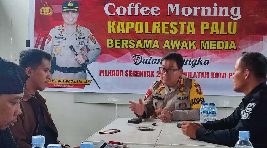 Kapolresta Palu, Kombes Pol Barliansyah (kedua kanan) didampingi PS. Kasubsi PIDM Polresta Palu, Aiptu I Kadek Aruna (kanan) pada Coffe Morning di Palu, Rabu (31/7/2024). (Foto: bmzIMAGES/bmz)
