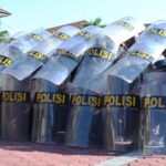 Pelatih membetulkan posisi tameng pada latihan pengendalian massa pengamanan Pilkada di Mapolresta Palu, Rabu (17/7/2024). (Foto: HO-Humas Polresta Palu)