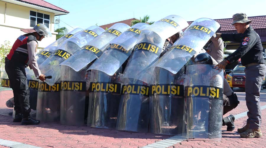 Pelatih membetulkan posisi tameng pada latihan pengendalian massa pengamanan Pilkada di Mapolresta Palu, Rabu (17/7/2024). (Foto: HO-Humas Polresta Palu)