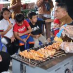Wali Kota Palu, Hadianto Rasyid (kedua kanan) bersama Kapolresta Palu, Kombes Pol Barliansyah (kiri) berbincang dengan sejumlah anak sembari menikmati jajanan di Pasar Sembako Murah di Palu, Senin (1/7/2024). (Foto Humas Polresta Palu)