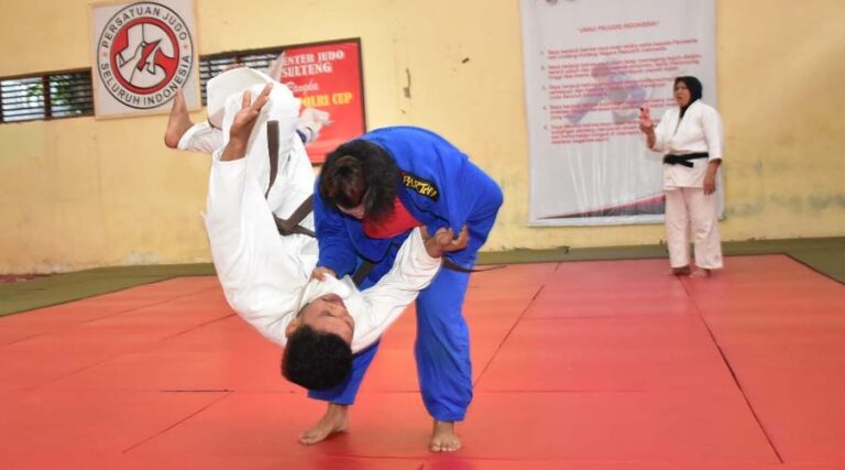 Dahlia dalam sesi latihan judo pada Puslatda PON XXI di Palu, Selasa (16/7/2024). (Foto: Humas Puslatda PON)