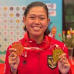 Atlet karate Sulawesi Tengah, Tri Fachryanti Ramadhana Indra menunjukkan medali emas dan perunggu di ASEAN University Games 2024 di Jatim, Jumat (6/7/2024). (Foto: Humas Puslatda PON Sulteng)