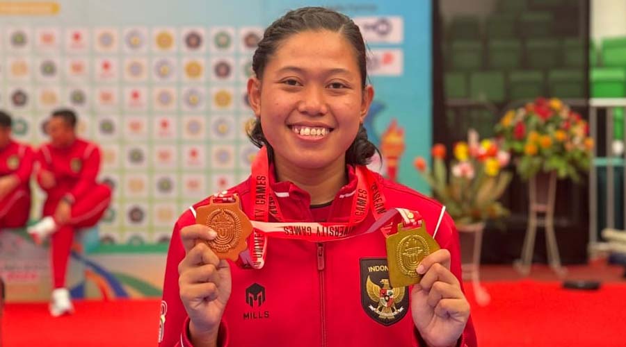 Atlet karate Sulawesi Tengah, Tri Fachryanti Ramadhana Indra menunjukkan medali emas dan perunggu di ASEAN University Games 2024 di Jatim, Jumat (6/7/2024). (Foto: Humas Puslatda PON Sulteng)