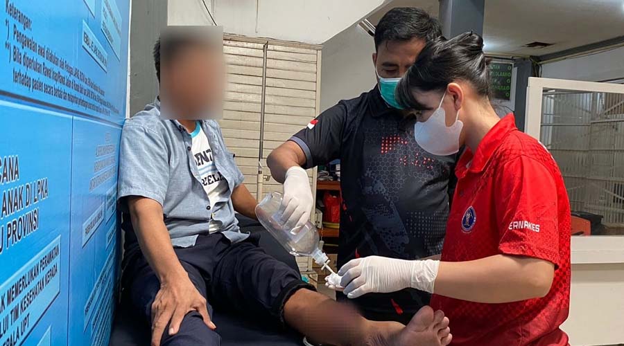 Salah seorang warga binaan Rutan Kelas IIA Palu mendapat pelayanan kesehatan, Sabtu (6/7/2024). (Foto: Rutan Palu)
