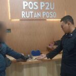 Petugas memeriksa makanan yang dijadikan wahana penyelundupan sabu ke Rutan Poso, Minggu (28/7/2024). (Foto: HO-Humas Rutan Poso)