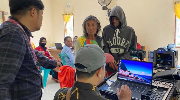 Perekaman KTP-el kepada warga desa dalam program Pakagasi di Sigi, Kamis (11/7/2024). (Foto: Sikola Mombine)