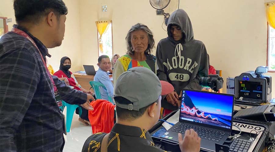 Perekaman KTP-el kepada warga desa dalam program Pakagasi di Sigi, Kamis (11/7/2024). (Foto: Sikola Mombine)