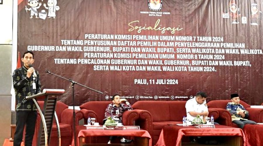 Ketua KPU Kota alu, Idrus (kiri) menyampaikan sambutan pada Sosialisasi PKPU Nomor 7/2024 di Palu, Kamis (11/7/2024). (Foto: Akib)