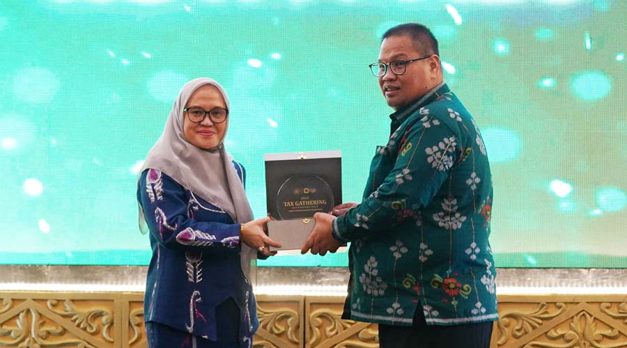 Sekkot Palu, Irmayanti Pettalolo (kiri) menerima tropi dari Kepala Kantor Pajak Pratama Palu dalam Tax Gathering di Palu, Rabu (17/7/2024). (Foto: Prokopim Setda Kota Palu/Jufri)