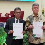 Rektor UIN Datokarama Prof Lukman Thahir (kedua kiri) dan Duta Besar Palestina untuk Indonesia Zuhair S.M Al-Shun (kedua kanan), didampingi Kepala Biro AUPK UIN Datokarama Dr Zaenuri (kiri) dan Warek Bidang Kerja Sama Faisal Attamimi (kanan) berfoto menunjukkan nota kesepahaman yang telah diteken di Palu, Senin (29/7/2024). (Foto: UIN Datokarama/Kiswanto)