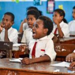 Siswa kelas dua dalam sesi pembelajaran menggunakan Buku Besar dan Fonem untuk meningkatkan keterampilan literasi dan numerasi mereka di SD Yayasan Pendidikan Kristen (YPK) Kanda, Waibu, Kabupaten Jayapura, Provinsi Papua, Indonesia, 12 Juni 2023. (Foto: UNICEF/UNI430757/Al Asad)