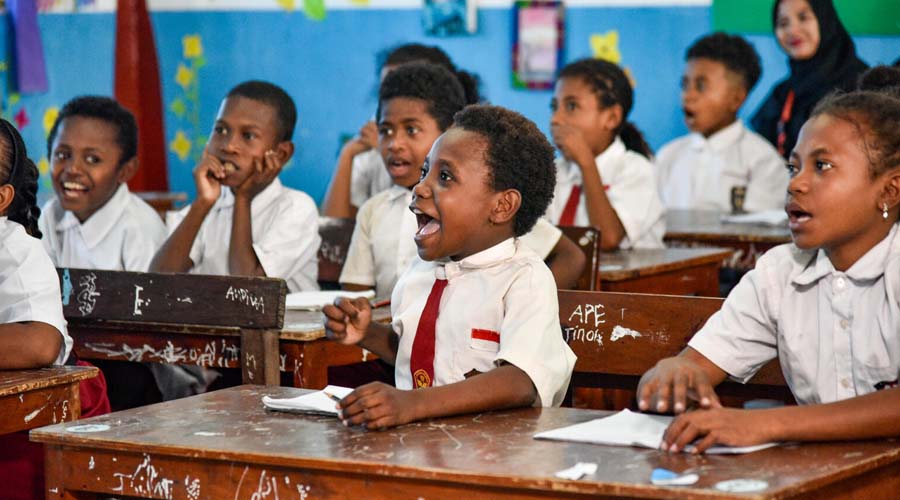 Siswa kelas dua dalam sesi pembelajaran menggunakan Buku Besar dan Fonem untuk meningkatkan keterampilan literasi dan numerasi mereka di SD Yayasan Pendidikan Kristen (YPK) Kanda, Waibu, Kabupaten Jayapura, Provinsi Papua, Indonesia, 12 Juni 2023. (Foto: UNICEF/UNI430757/Al Asad)