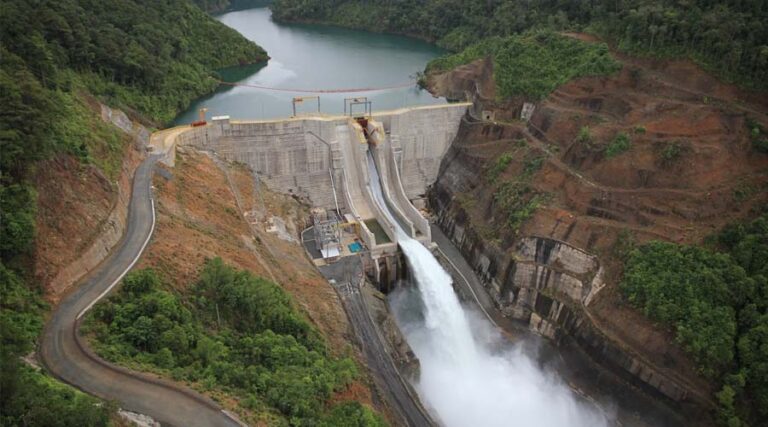 Bendungan air sebagai sumber pembangkit listrik, implementasi penggunaan energi terbarukan di PT Vale. (Foto: PT Vale)