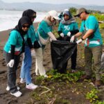 Aksi bersih-bersih pantai dalam rangakain peringatan HUT ke-56 PT Vale di pantai Desa Bahomoahi, Bungku Timur, Morowali, Sabtu (20/7/2024). (Foto: PT Vale)