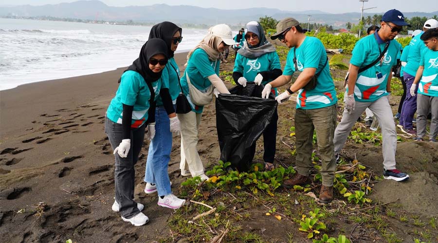 Aksi bersih-bersih pantai dalam rangakain peringatan HUT ke-56 PT Vale di pantai Desa Bahomoahi, Bungku Timur, Morowali, Sabtu (20/7/2024). (Foto: PT Vale)