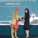 Senior Manager Institutional Relations PT Vale, Yani Siskartika (kanan) mewakili CEO PT Vale Febriani Eddy menerima tropi Woman Leadership in Sustainability of The Year dari Wakil Menteri Lingkungan Hidup dan Kehutanan (LHK), Alue Dohong di Sukoharjo, Kamis (27/6/2024). (Foto: PT Vale)