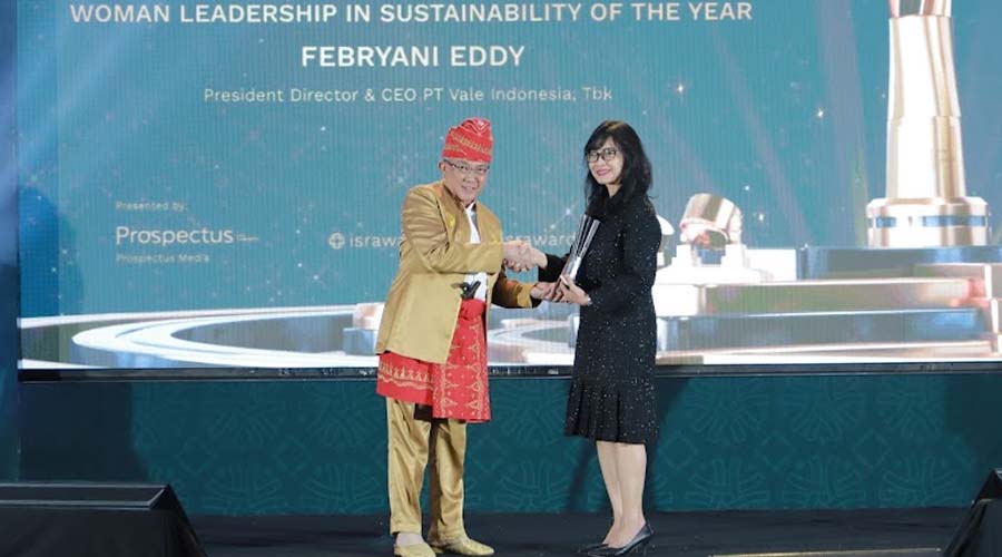 Senior Manager Institutional Relations PT Vale, Yani Siskartika (kanan) mewakili CEO PT Vale Febriani Eddy menerima tropi Woman Leadership in Sustainability of The Year dari Wakil Menteri Lingkungan Hidup dan Kehutanan (LHK), Alue Dohong di Sukoharjo, Kamis (27/6/2024). (Foto: PT Vale)