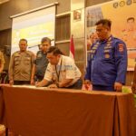 Direktur Operasi Basarnas Brigjen TNI Mar. Edy Prakoso (kiri) bersama Kepala Kantor Pencarian dan Pertolongan Palu, Andrias Hendrik Johannes (kanan) menyaksikan penandatanganan rencana kontingensi kecelkaan kapal di Palu, Selasa (6/8/2024). (Foto: bmzIMAGES/bmz)