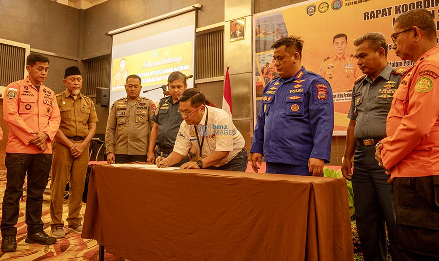 Direktur Operasi Basarnas Brigjen TNI Mar. Edy Prakoso (kiri) bersama Kepala Kantor Pencarian dan Pertolongan Palu, Andrias Hendrik Johannes (kanan) menyaksikan penandatanganan rencana kontingensi kecelkaan kapal di Palu, Selasa (6/8/2024). (Foto: bmzIMAGES/bmz)