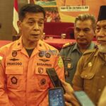 Direktur Operasi Basarnas, Brigjen TNI Mar. Edy Prakoso (kiri) bersama Asisten Bidang Pemerintahan dan Kesejahteraan Rakyat Setda Kota Palu, Usman (kanan) memberikan keterangan kepada wartawan usai pembukaan Rakor SAR di Palu, Selasa (6/8/2024). (Foto: bmzIMAGES/bmz)
