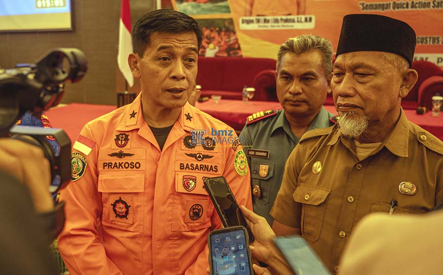Direktur Operasi Basarnas, Brigjen TNI Mar. Edy Prakoso (kiri) bersama Asisten Bidang Pemerintahan dan Kesejahteraan Rakyat Setda Kota Palu, Usman (kanan) memberikan keterangan kepada wartawan usai pembukaan Rakor SAR di Palu, Selasa (6/8/2024). (Foto: bmzIMAGES/bmz)