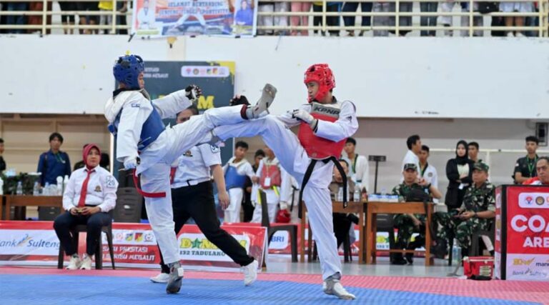 Atlit saling menyerang saat mengikuti kejuaraan terbuka Takwondo Danrem 132/Tdl Cup II di GBK Palu, Kamis (22/8/2024). (Foto: Penrem 132/Tdl)
