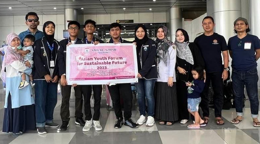 Rizky Eka Abyasa bersama rekan-rekannya saat akan bertolak ke Jepang tahun lalu. (Foto: ist