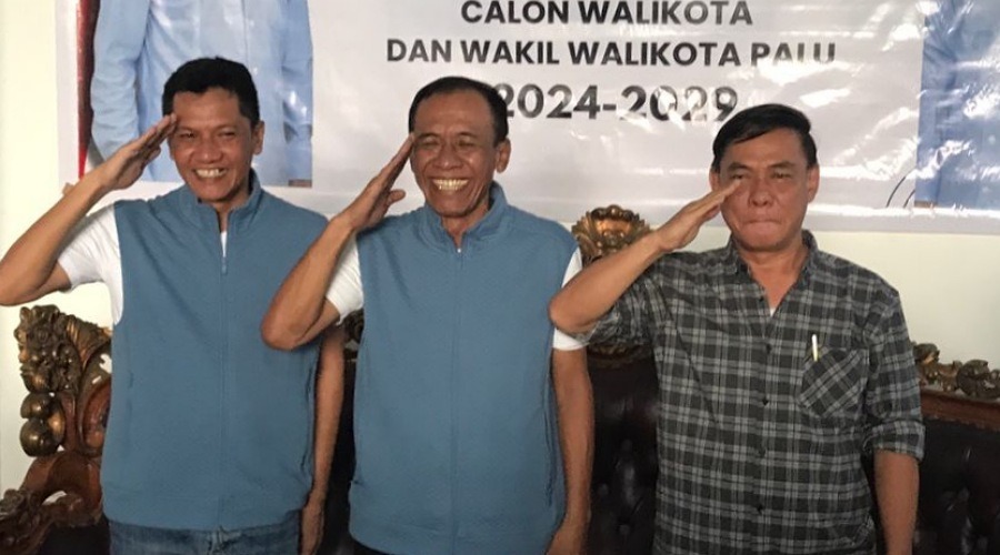 Hidayat (tengah) dan ANdi Nu B Lamakarate (kiri pada konferensi pers di Palu, Jumat (2/8/2024). (Foto: tim Handal)
