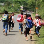 Ilustrasi anak-anak berjalan pulang sekolah. (Asia Images/ShutterStock)