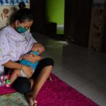 Neni Kurniawati menyusui putrinya Naira di desa Jarum, provinsi Jawa Tengah, Indonesia. © UNICEF/UNI374553/Ijazah
