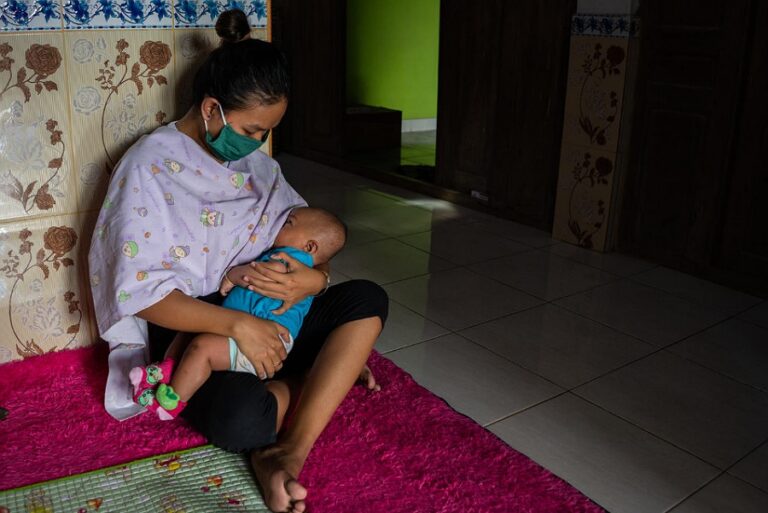 Neni Kurniawati menyusui putrinya Naira di desa Jarum, provinsi Jawa Tengah, Indonesia. © UNICEF/UNI374553/Ijazah
