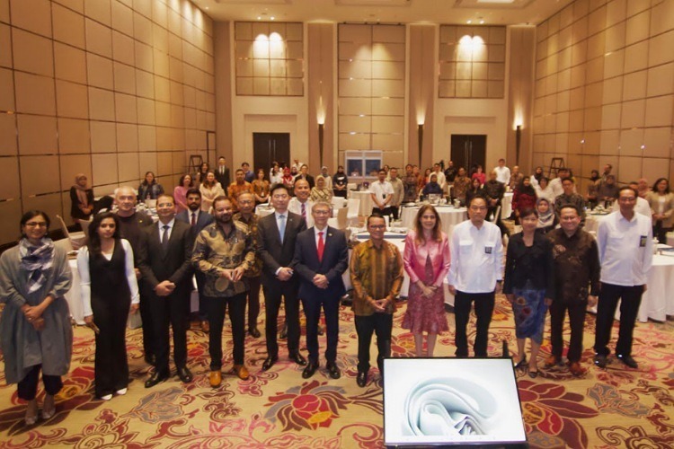 Distinguished speakers with all participants who attended the Bridge for Cities Workshop Cities of Tomorrow: Collaborative Strategies for New Cities 12 August 2024, Jakarta, Indonesia taking group photos after the opening session. (Foto: UNIDO)